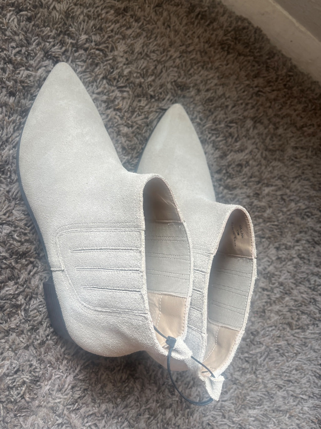 Universal Thread Women's Gillan Faux Suede Pointed Toe Ankle Boots Size 11M (Like New)